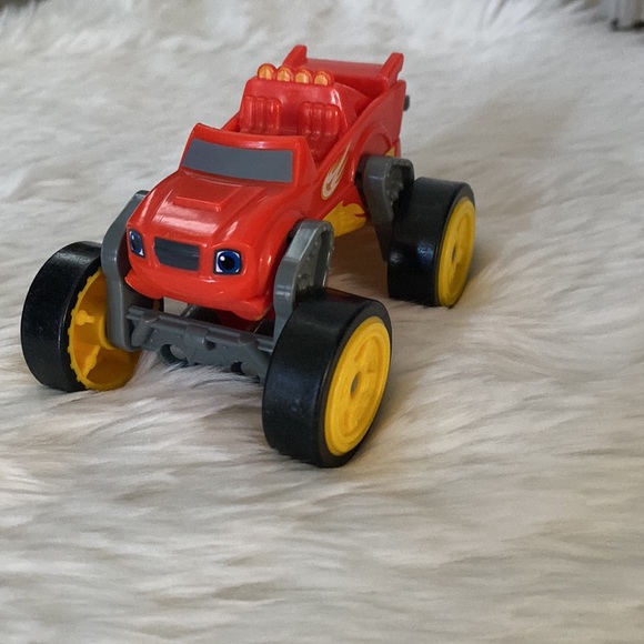 Blaze and the Monster Machine Flip/Transform Monster Truck/Racecar - Picture 4 of 4